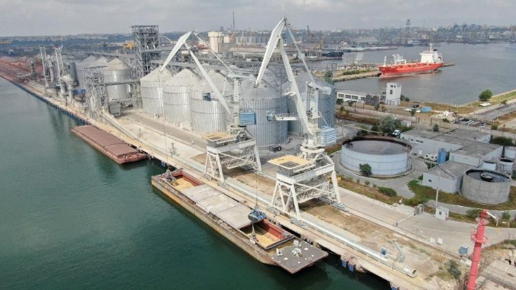 Um navio carregado com grãos ucranianos num porto da Romênia no Mar Negro