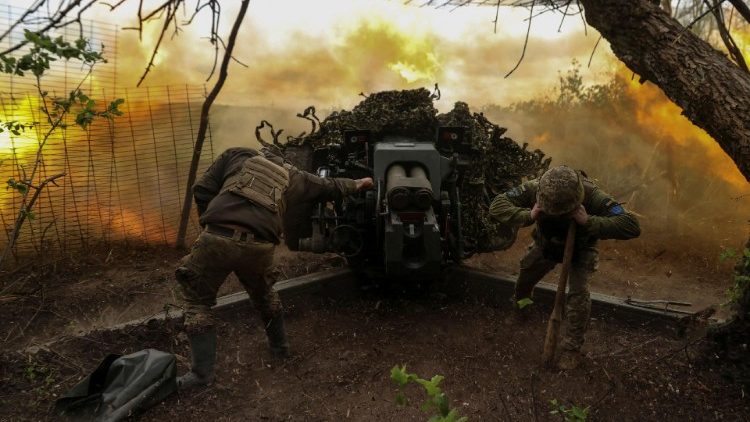  Ushtari ukrainas qëllon me një obus D-30 trupat ruse të vijës së parë pranë qytetit Soledar