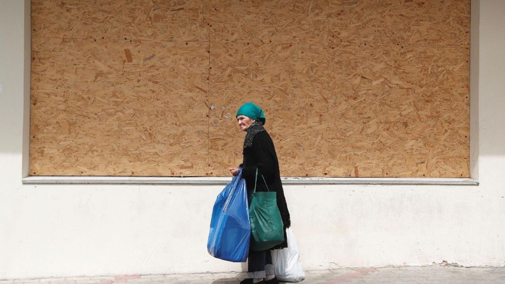 Idosa carrega sacolas no centro da cidade aps toque de recolher de 58 horas, em meio ao ataque da Rssia  Ucr?nia, em Kherson, Ucr?nia, 8 de maio de 2023. REUTERS/Bernadett Szabo