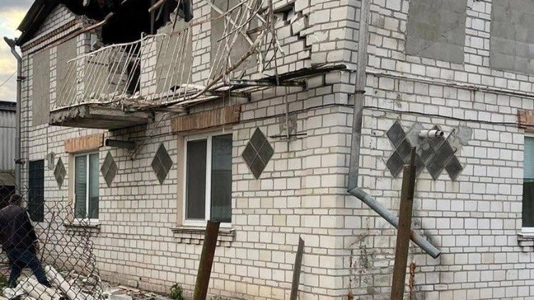 Vista de moradia danificada por míssil russo na região de Kyiv, 9 de maio de 2023. PRESS SERVICE OF THE NATIONAL POLICE OF UKRAINE IN LYIV REGION/VIA REUTERS