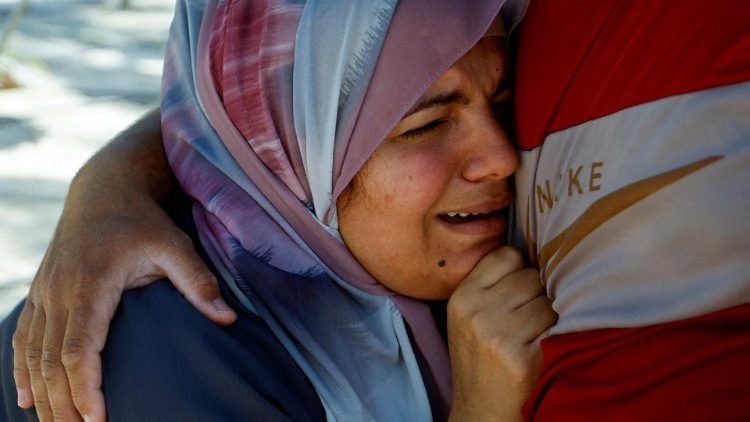 O choro de mulher palestina aps um ataque mortal de Israel no sul da Faixa de Gaza, 10 de maio de 2023. REUTERS/Ibraheem Abu Mustafa