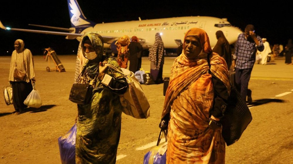 Sudaneses chegando de Jeddah caminham no Aeroporto Internacional de Port Sudan, Sud?o, 11 de maio de 2023. REUTERS/Ahmed Yosri