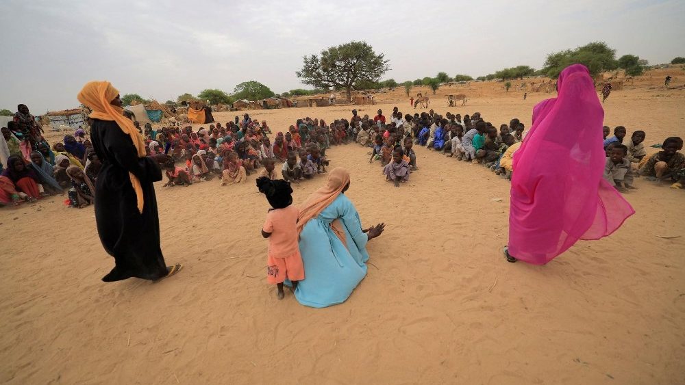 Zahra Haroun, 19, Nawal Adama, 32, Zahra Mohamed, 20, professores refugiados sudaneses que fugiram da violncia na regi?o sudanesa de Darfur, d?o sua primeira sess?o de entretenimento e treinamento esportivo para crian?as refugiadas em abrigos improvisados perto da fronteira entre o Sud?o e o Chade em Koufroun, Chade, 11 de maio de 2023. REUTERS/Zohra Bensemra