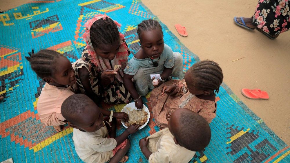 Crian?as refugiadas sudanesas que fugiram da violncia na regi?o de Darfur, no Sud?o, tomam caf da manh? ao lado de abrigos improvisados perto da fronteira entre o Sud?o e o Chade em Koufroun, Chade, 11 de maio de 2023. REUTERS/Zohra Bensemra