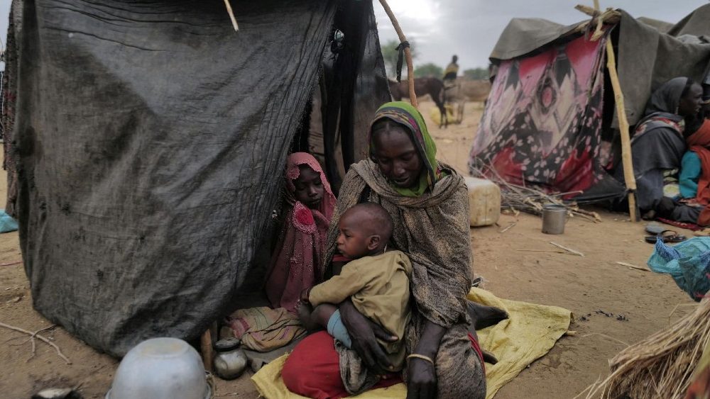 Mekka, 30, uma refugiada sudanesa que fugiu da violncia na regi?o sudanesa de Darfur, senta-se com seus filhos ao lado de seu abrigo improvisado perto da fronteira entre o Sud?o e o Chade em Koufroun, Chade, 11 de maio de 2023. REUTERS/Zohra Bensemra