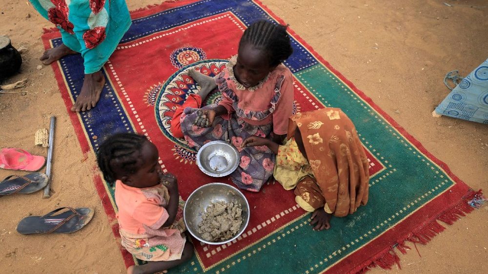 Crian?as refugiadas sudanesas que fugiram da violncia na regi?o de Darfur, no Sud?o, tomam caf da manh? ao lado de abrigos improvisados perto da fronteira entre o Sud?o e o Chade em Koufroun, Chade, 11 de maio de 2023. REUTERS/Zohra Bensemra