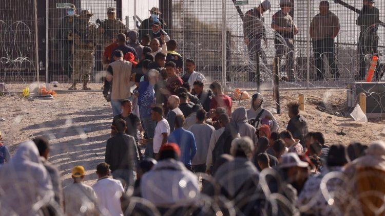 Migrantes se renen a lo largo de la frontera Ѩ澱-Estados Unidos tras el levantamiento del Titulo 42.