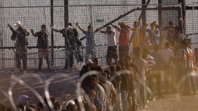Des migrants se massent le long de la frontière avec les États-Unis à Ciudad Juárez