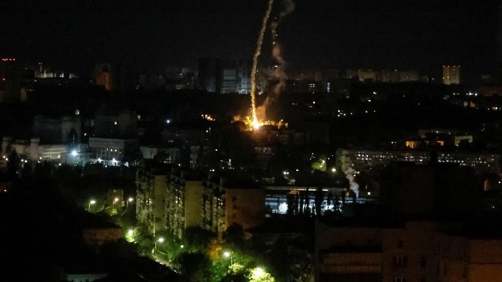 Queda de mssil na regi?o de Kyiv, em 16 de maio de 2023. REUTERS/Gleb Garanich