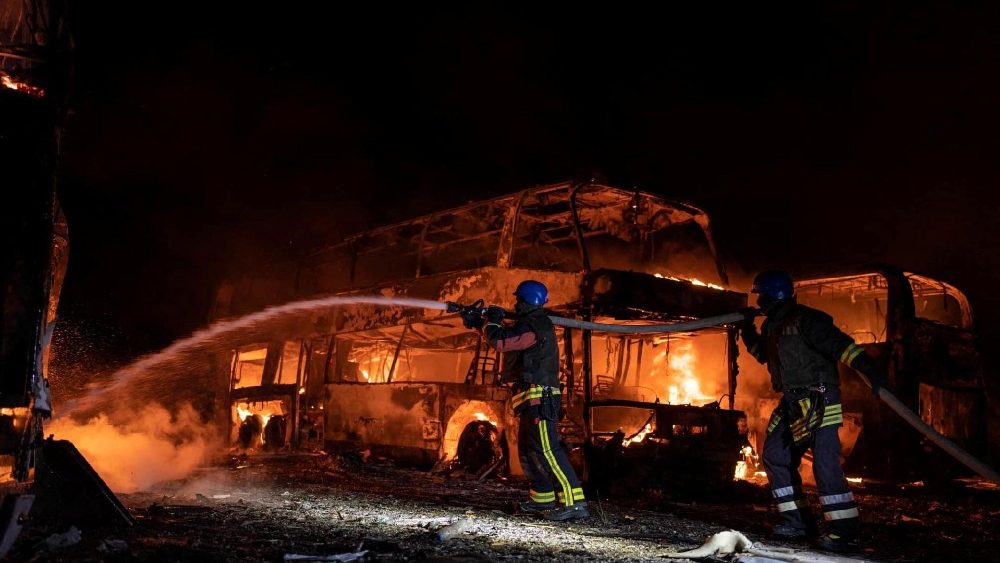 Bombeiros trabalham em estacionamento de veculos danificado por restos de mssil russo, em meio ao ataque da Rssia  Ucr?nia, em Kiev, Ucr?nia, 16 de maio de 2023. Pavlo Petrov/ Press service of the State Emergency Service of Ukraine in Kyiv/Divulga??o via REUTERS