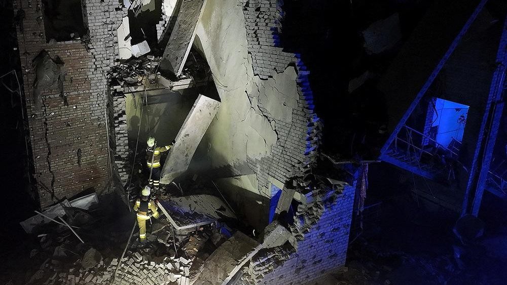 Equipes de resgate trabalham no local de um shopping fortemente danificado por um ataque de mssil russo, em meio ao ataque da Rssia  Ucr?nia, em Mykolaiv, Ucr?nia, 17 de maio de 2023. State Emergency Service of Ukraine/Handout via REUTERS