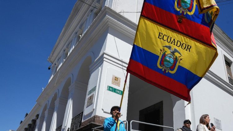 Aux abords du palais présidentiel de Quito, la capitale équatorienne, le 17 mai 2023, après la dissolution de l'Assemblée nationale. 