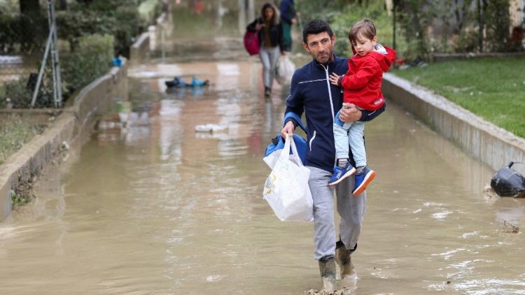 Mais de 20 mil pessoas foram deslocadas de casa na regi?o italiana da Emilia-Romagna devido s inunda??es