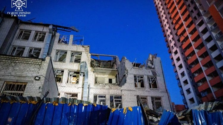 Uma vista mostra um prédio de escritórios danificado durante ataques de mísseis russos, em meio ao ataque da Rússia à Ucrânia, em Kiev, Ucrânia, 1º de junho de 2023. Serviço de imprensa do Serviço de Emergência do Estado da Ucrânia em Kiev/Divulgação via REUTERS