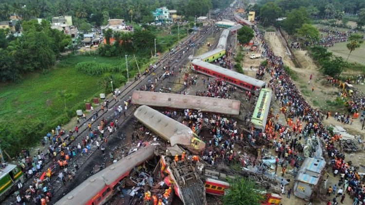 ഒഡിഷയിൽ മൂന്നു തീവണ്ടികൾ കൂട്ടിയിടിച്ചതിനെ തുടർന്നുണ്ടായ അപകടം.