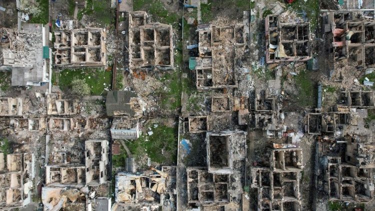 Edifícios residenciais destruídos durante a invasão russa da Ucrânia na cidade de Irpin, nos arredores de Kiev, Ucrânia, em 29 de abril de 2022. Foto tirada com um drone. REUTERS/Valentyn Ogirenko/Foto de arquivo