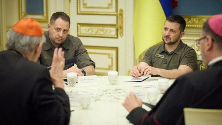 Kardinal Matteo Zuppi na pogovoru z Ukrajinskim predsednikom Zelenskim.