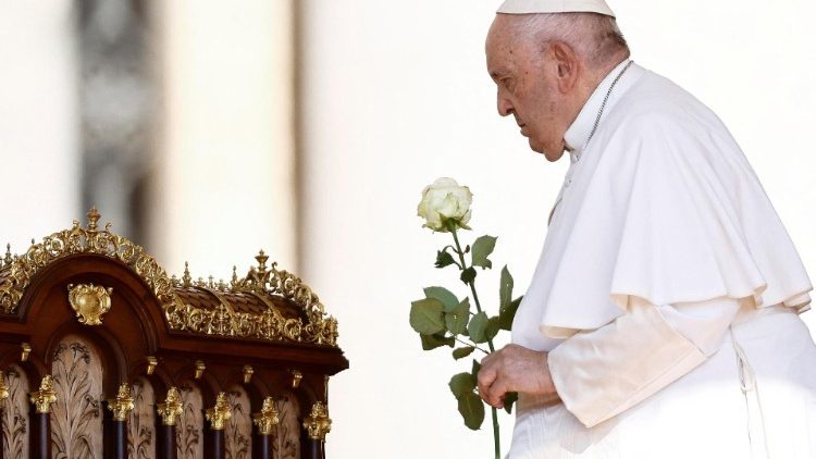 Papa com uma rosa branca diante das relquias de Santa Teresinha e de seus pais. (@Ettore Ferrari)