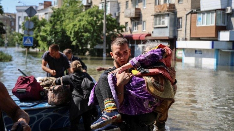 Policja ewakuuj?ca ludno?? w Chersoniu po wysadzeniu zapory na Dnieprze w Nowej Kachowce, 7 czerwca 2023