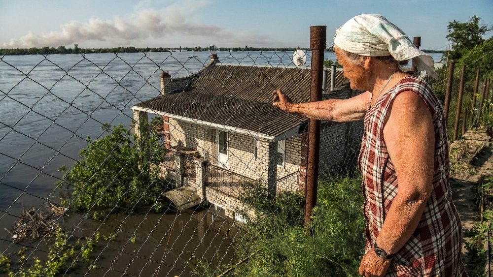 Um morador local olha para o rio Dnipro que inundou aps o rompimento da barragem de Nova Kakhovka, em meio ao ataque da Rssia  Ucr?nia, em Kherson, Ucr?nia, 7 de junho de 2023. REUTERS/Vladyslav Musiienko
