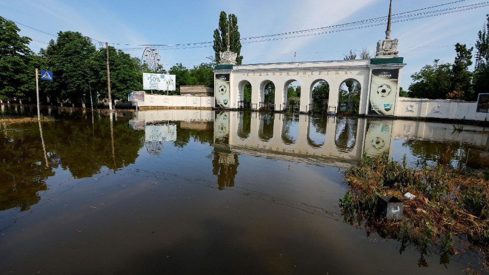 Uma vista mostra a entrada inundada de um estdio esportivo, que submergiu na gua aps o colapso da barragem de Nova Kakhovka durante o conflito Rssia-Ucr?nia, na cidade de Nova Kakhovka, na regi?o de Kherson, Ucr?nia controlada pela Rssia, em 7 de junho , 2023. REUTERS/Alexander Ermochenko