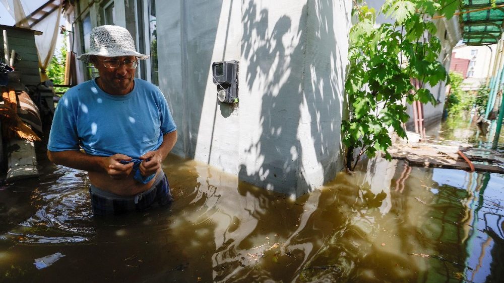 O morador local Valery, 53, que n?o deu seu sobrenome, mostra sua casa que submergiu na gua aps o colapso da barragem de Nova Kakhovka durante o conflito Rssia-Ucr?nia, na cidade de Nova Kakhovka na regi?o de Kherson, Ucr?nia controlada pela Rssia, 7 de junho de 2023. REUTERS/Alexander Ermochenko