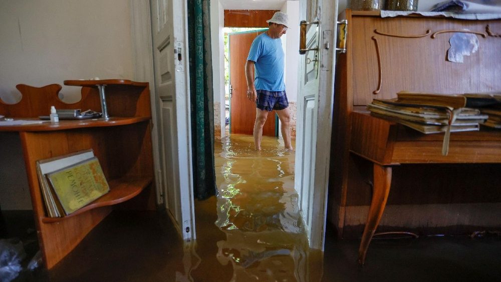 O morador local Valery, 53, que n?o deu seu sobrenome, caminha dentro de sua casa que submergiu na gua aps o colapso da barragem de Nova Kakhovka durante o conflito Rssia-Ucr?nia, na cidade de Nova Kakhovka, na regi?o de Kherson , Ucr?nia controlada pela Rssia, 7 de junho de 2023. REUTERS/Alexander Ermochenko