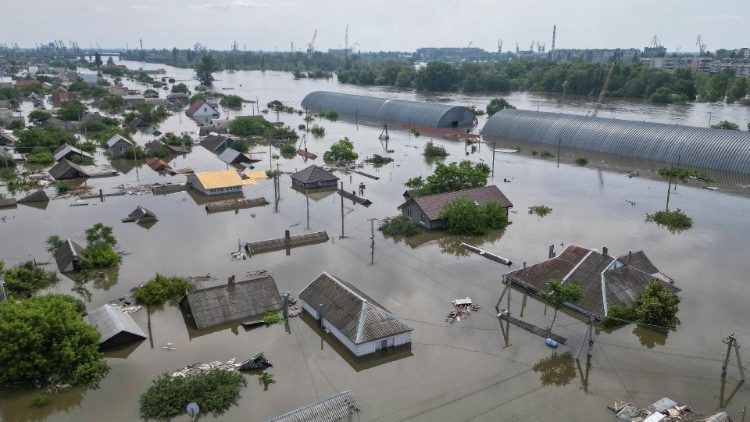 Une vue de Kherson inonde aprs la destruction du barrage Kakhovka en amont. 