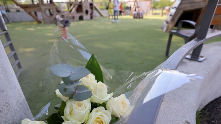Des fleurs dposes  promit de l'aire de jeux, ce jeudi 8 juin.