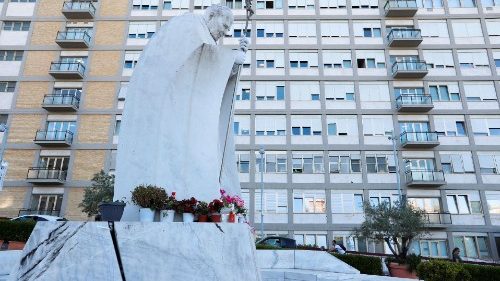 Il Papa al Gemelli, parametri normali e flebo sospese: giornata di preghiera e lavoro