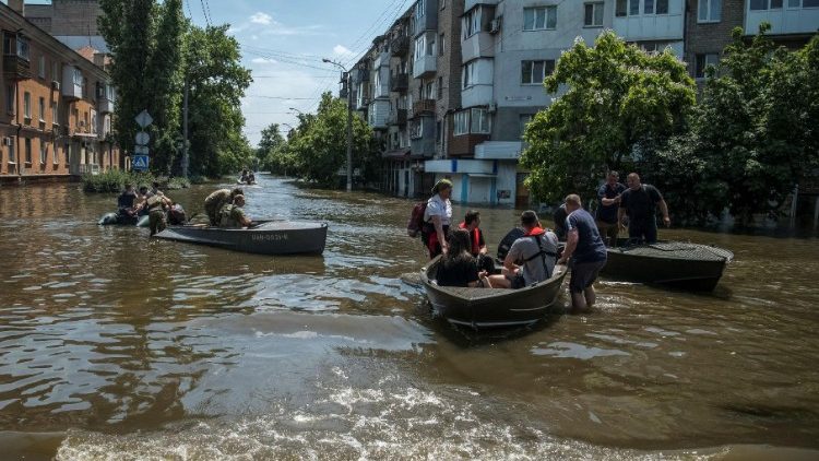 Soccorritori nella Kherson allagata