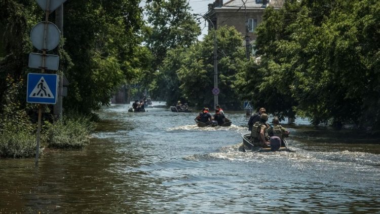 Ewakuacja ludzi z Chersonia po tym, jak zapora w Nowej Kachowce zosta?a zniszczona, 9 czerwca 2023