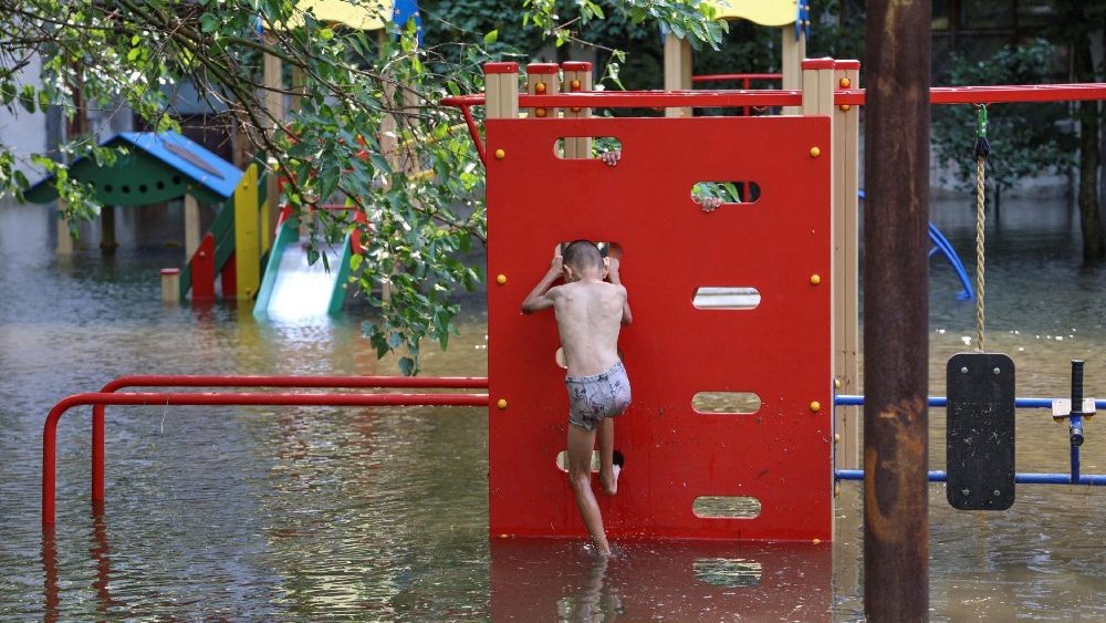 Um menino brinca em um playground em uma rea inundada aps o rompimento da barragem de Nova Kakhovka, em meio ao ataque da Rssia  Ucr?nia, em Kherson, Ucr?nia, 9 de junho de 2023. REUTERS/Ivan Antypenko TPX IMAGES OF THE DAY