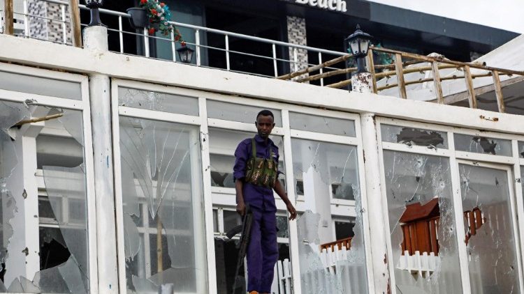 L'hotel Pearl Beach di Mogadiscio devastato dalle esplosioni 