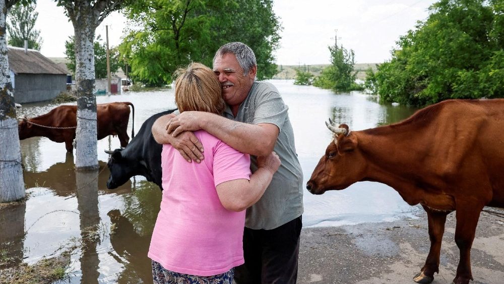 Moradores locais esperam por uma barca?a para evacuar suas vacas da vila de Afanasiivka, que foi parcialmente inundada aps o rompimento da barragem de Nova Kakhovka, em meio ao ataque da Rssia  Ucr?nia, na regi?o de Mykolaiv, Ucr?nia, 9 de junho de 2023. REUTERS/Alina Smutko