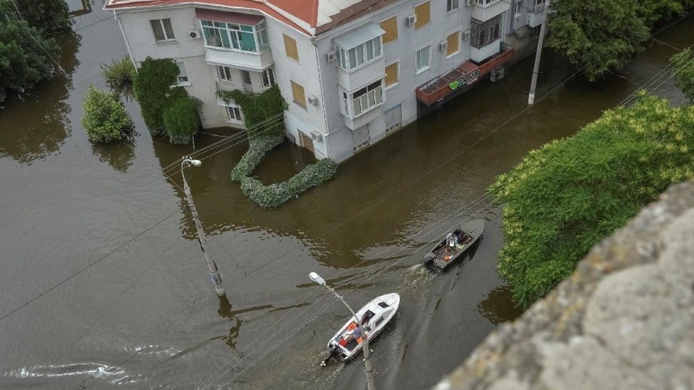 Voluntrios navegam em barcos em uma rua inundada durante a evacua??o de uma rea inundada aps o rompimento da barragem de Nova Kakhovka, em meio ao ataque da Rssia  Ucr?nia, em Kherson, Ucr?nia, 10 de junho de 2023. REUTERS/Oleksandr Klymenko