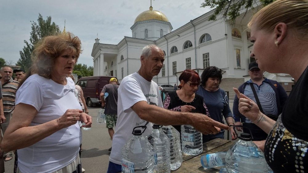 Moradores locais bebem gua, em meio ao ataque da Rssia  Ucr?nia, aps o rompimento da barragem de Nova Kakhovka, em Kherson, Ucr?nia, 10 de junho de 2023. REUTERS/Oleksandr Klymenko