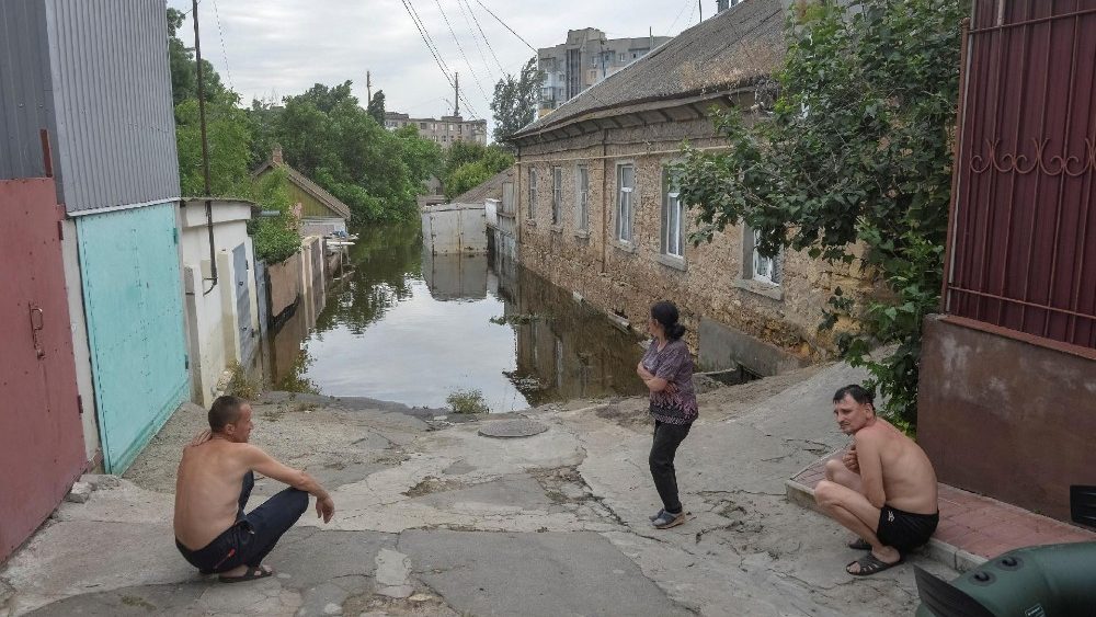 Moradores locais s?o vistos perto de uma rea inundada aps o rompimento da barragem de Nova Kakhovka, em meio ao ataque da Rssia  Ucr?nia, em Kherson, Ucr?nia, 10 de junho de 2023. REUTERS/Oleksandr Klymenko