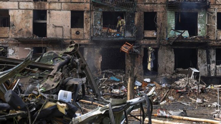 Uno dei palazzi colpiti nella citt di Kryvyi Rih dalle bombe russe: almeno dieci i morti, decine i feriti (Reuters)