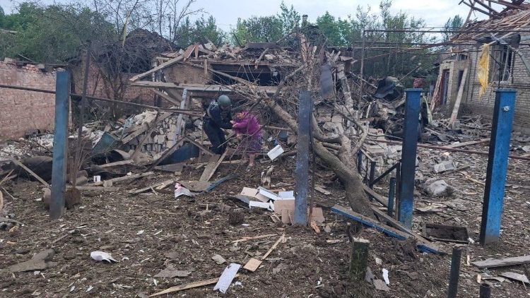 Villaggio ucraino colpito da missili russi