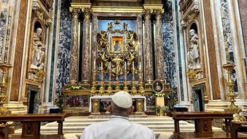 Il Papa a Santa Maria Maggiore prega per il viaggio a Lisbona e per i giovani della Gmg