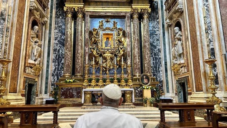 Il Papa in preghiera a Santa Maria Maggiore