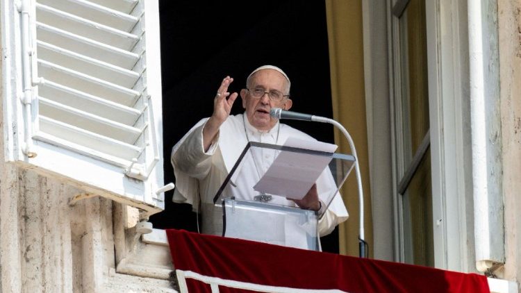 Un'altra immagine del Papa all'Angelus