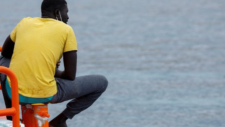 Er hat es geschafft, lebend in Europa anzukommen, viele andere sterben auf der Flucht ber das Mittelmeer: Ein Migrant wartet vor der spanischen Kste auf seine Ausschiffung