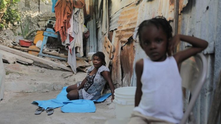 A diretora executiva do UNICEF, Catherine Russell, visita acampamento de deslocados internos, em Porto Prncipe.