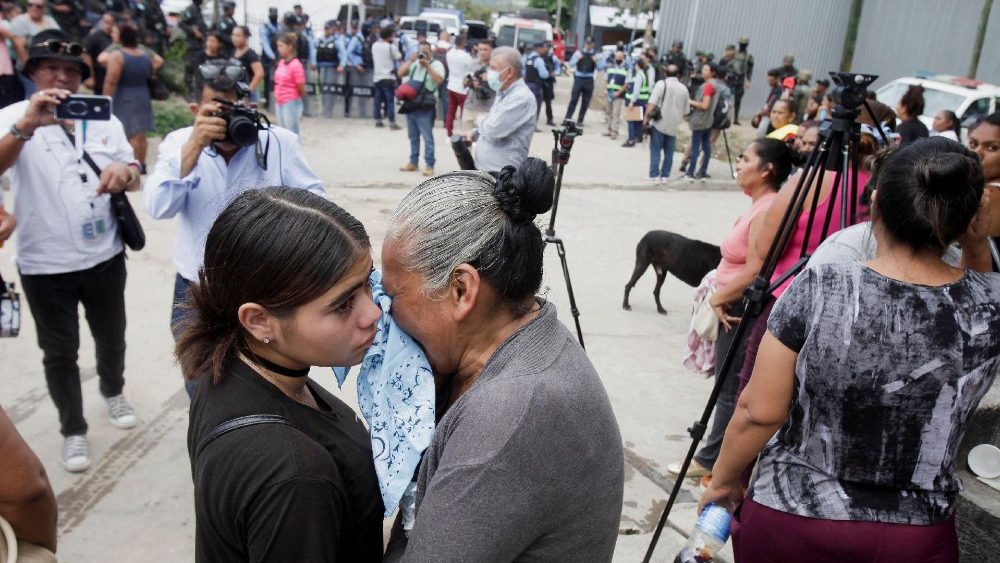 Os parentes das vtimas em frente ao presdio