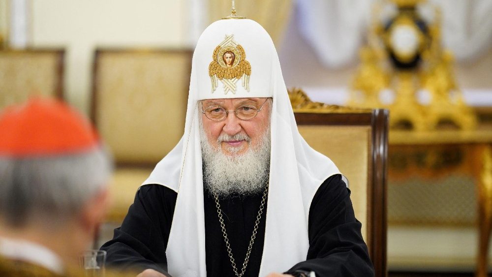 O Patriarca Ortodoxo Russo Kirill se encontra com o Cardeal italiano Matteo Zuppi, enviado de paz do Papa Francisco à Ucrânia, em Moscou em 29 de junho de 2023. (Foto de Oleg VAROV / Patriarcado de Moscou / AFP) /