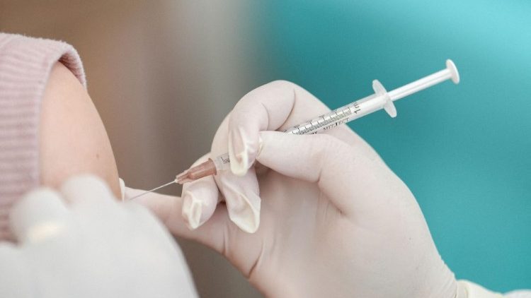 Eine Frau erh?lt im Polizeikrankenhaus in Bangkok eine Auffrischungsdosis des Impfstoffs von Pfizer-BioNTech gegen die Coronavirus-Krankheit (COVID-19).