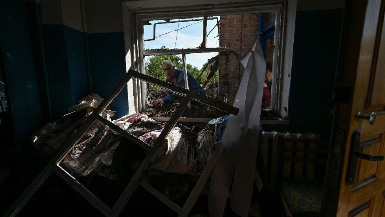 O morador local Volodymyr Bokii, de 69 anos, remove destroços depois que um míssil balístico russo atingiu um quintal de sua casa, em meio ao ataque da Rússia à Ucrânia, na cidade de Kushuhum, região de Zaporizhzhia, Ucrânia, 3 de julho de 2023. REUTERS/Stringer