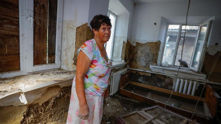 Alexandra Karelina, 82 anos, permanece dentro de uma casa danificada depois que as águas baixaram após o colapso da barragem de Nova Kakhovka durante o conflito Rússia-Ucrânia, na cidade de Hola Prystan na região de Kherson, Ucrânia controlada pela Rússia, julho 6, 2023. REUTERS/Alexander Ermochenko